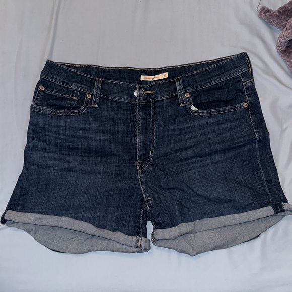 Levi’s Mid Length Shorts - Picture 3 of 5